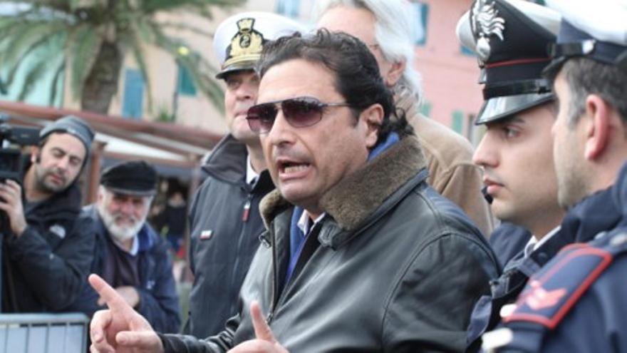 El ex comandante el Costa Concordia imparte una clase de "gestión del pánico"