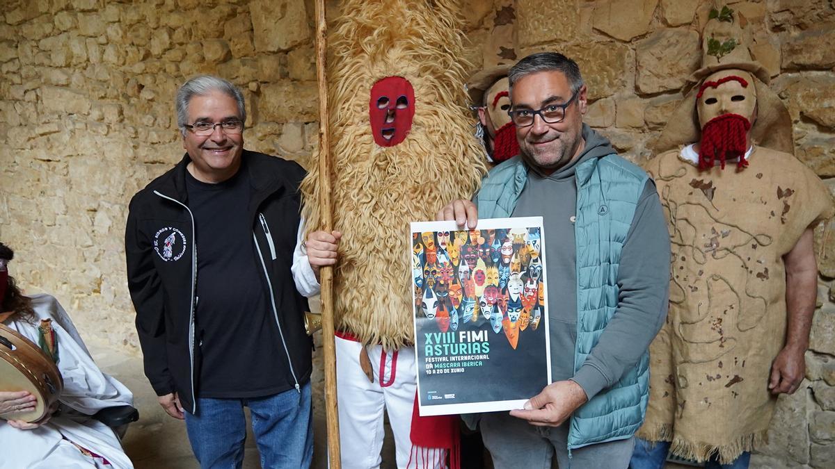 Pergentino Martínez, a la derecha, junto a un sidro, en la presentación de la actividad que se celebrará en Valdesoto.