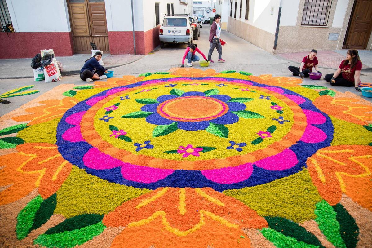Elaboración de alfombras del Corpus Christi en San Vicente de Alcántara.