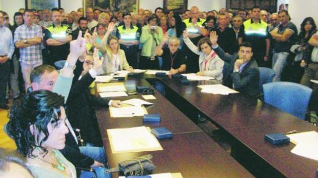 Concejales socialistas y populares votan juntos en el Pleno de investidura del pasado sábado. / pepe rodríguez