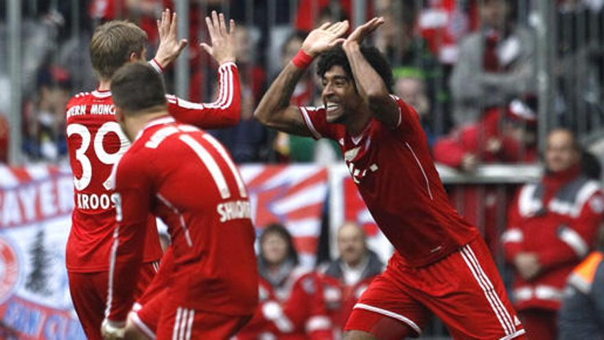 Jugadores del Bayern celebran el gol de Dante.