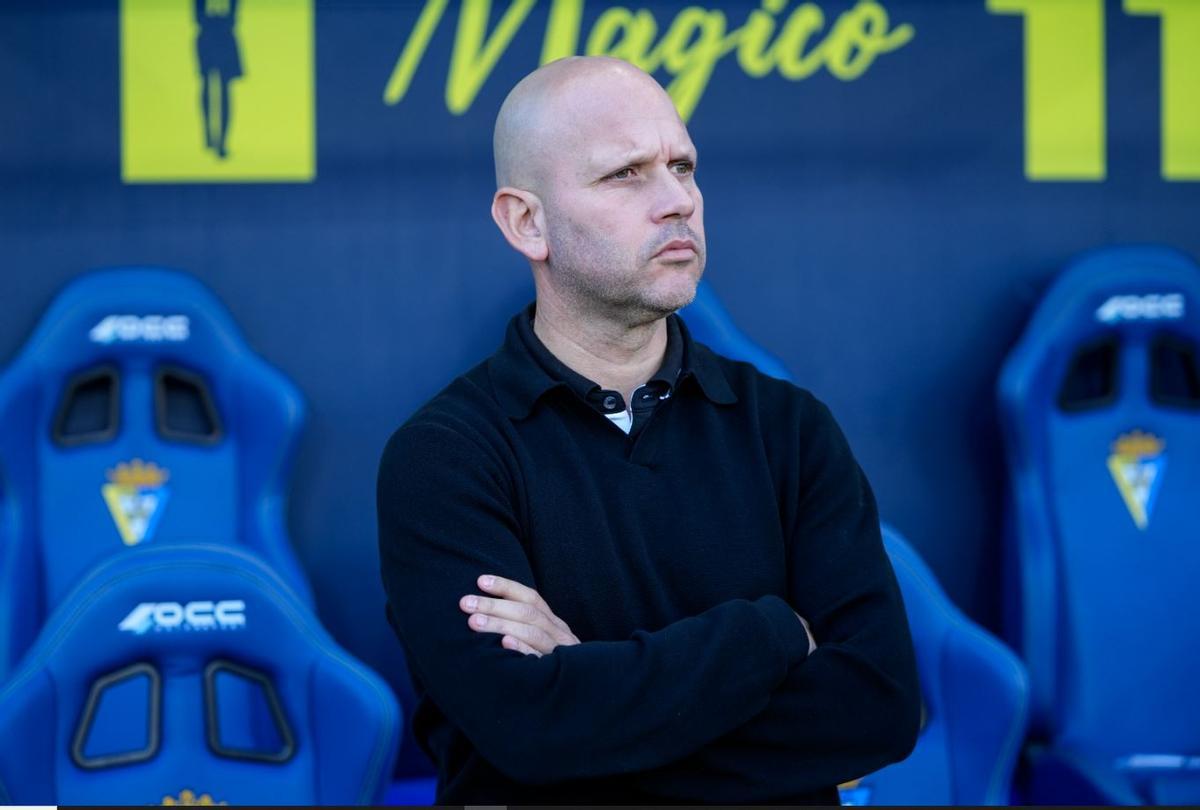Jose Alberto Lopez, head coach of Real Racing Club, looks on during the Spanish league, LaLiga Hypermotion, football match played between Cadiz CF and Real Racing Club at Nuevo Mirandilla stadium on December 7, 2025, in Cadiz, Spain. AFP7 07/12/2025 ONLY FOR USE IN SPAIN