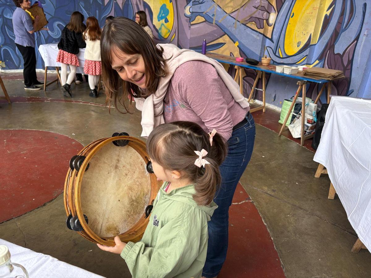 Rosa Cuervo , de "Aladanza", dirige uno de los talleres de sones y percusiones para niños en la Folixa na primavera de Mieres