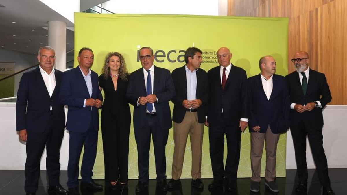 Fernando Canós, Salvador Navarro, Dolores Mejía, Nacho Amirola, Carlos Mazón, Josep Oliu, Joaquín Melgarejo y Miguel Quintanilla, en la asamblea de Ineca.