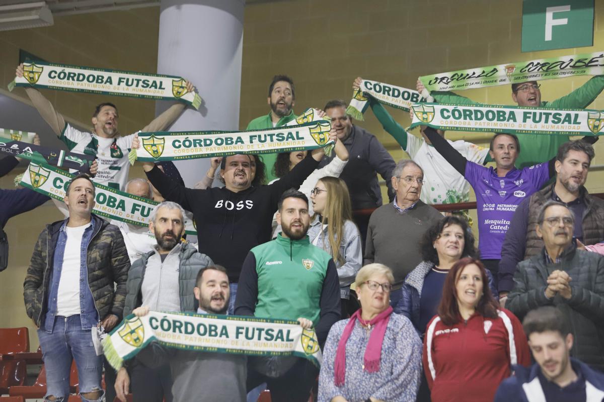 Aficionados del Córdoba Futsal durante el partido ante el Movistar Inter en Vista Alegre.