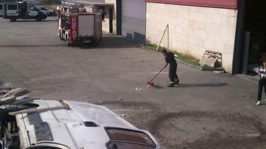 La furgoneta, en el cierre de la empresa tras caer de la calzada. // FdV