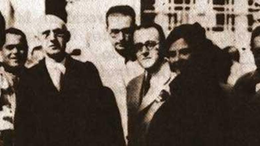 Juan March, en el centro. A su derecha, con gafas, se puede ver a Raimundo Burguera.