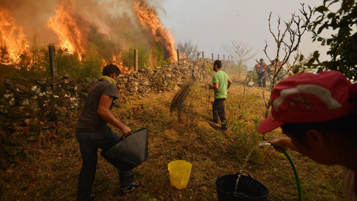 Vecinos de Pontesampaio haciendo frente a las llamas en agosto de 2016