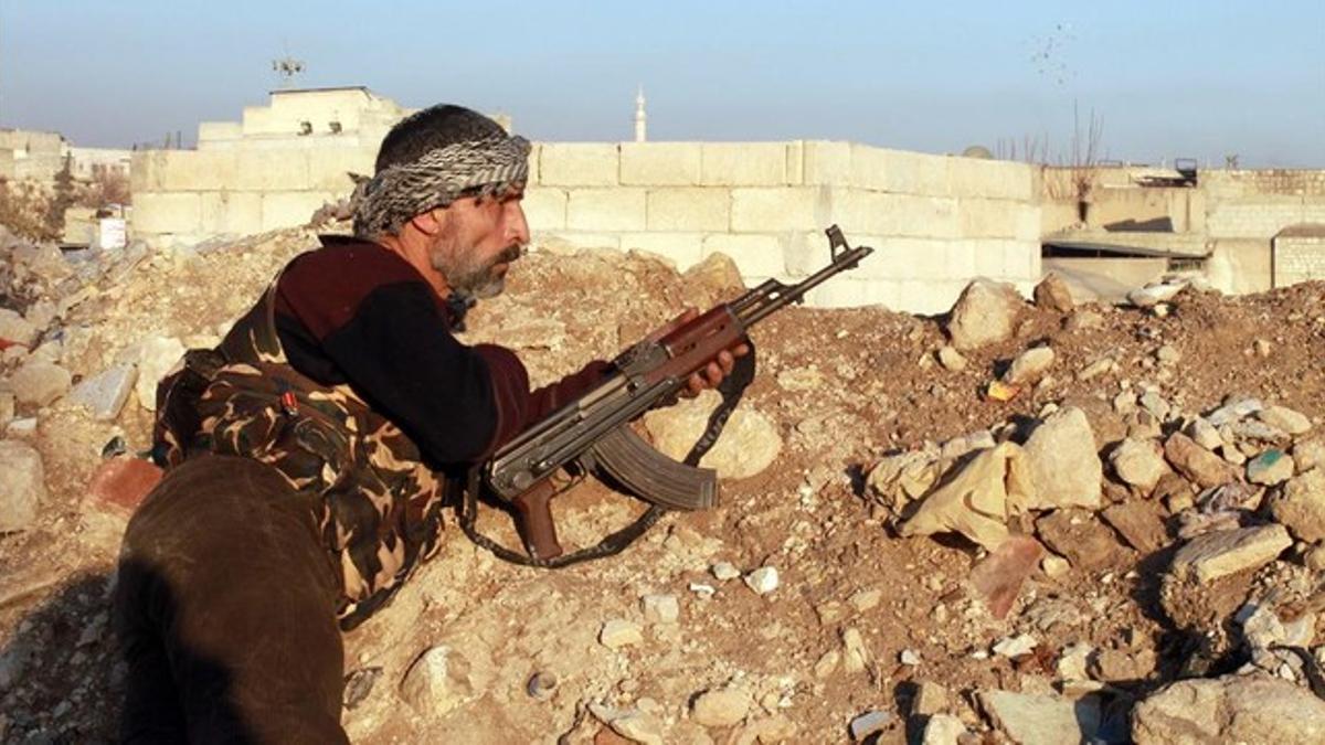 Un combatiente opositor mantiene su posición durante los enfrentamientos contra los yihadistas del ISIL, en Alepo, este martes.