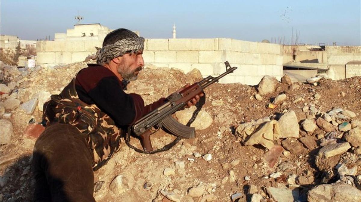 Un combatent opositor manté la seva posició durant els enfrontaments contra els gihadistes de l’ISIL, a Alep, aquest dimarts.