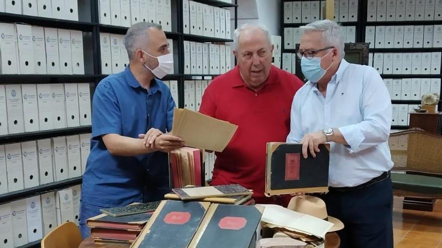 José Ortiz, Antonio de la Torre y Antonio Javier Casado, con los libros donados.