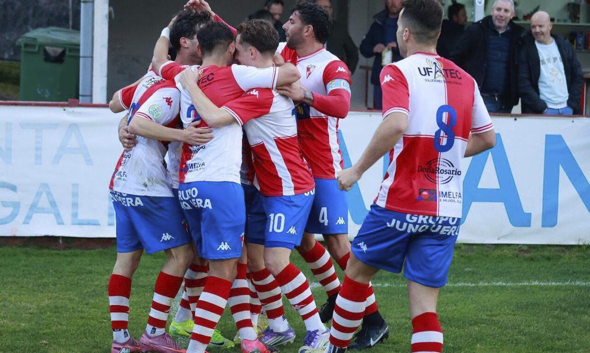Varios jugadores del Arosa celebran uno de los tantos el pasado miércoles en A Lomba. | NOÉ PARGA