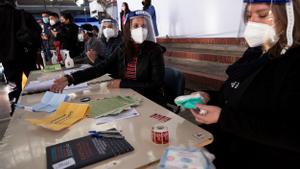 Trabajadores del Servicio Electoral de Chile participan en una demostración del sistema de votación en el Colegio Providencia, el pasado 11 de mayo.