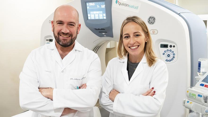 El doctor Carlos Muñoz Montano y la doctora Pilar Rivero Sobreviela, del Instituto Oncológico Quirónsalud Zaragoza.