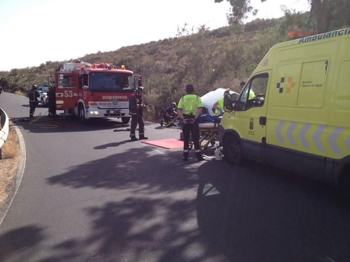 Los bomberos liberan a un conductor atrapado en su vehículo en Tenerife