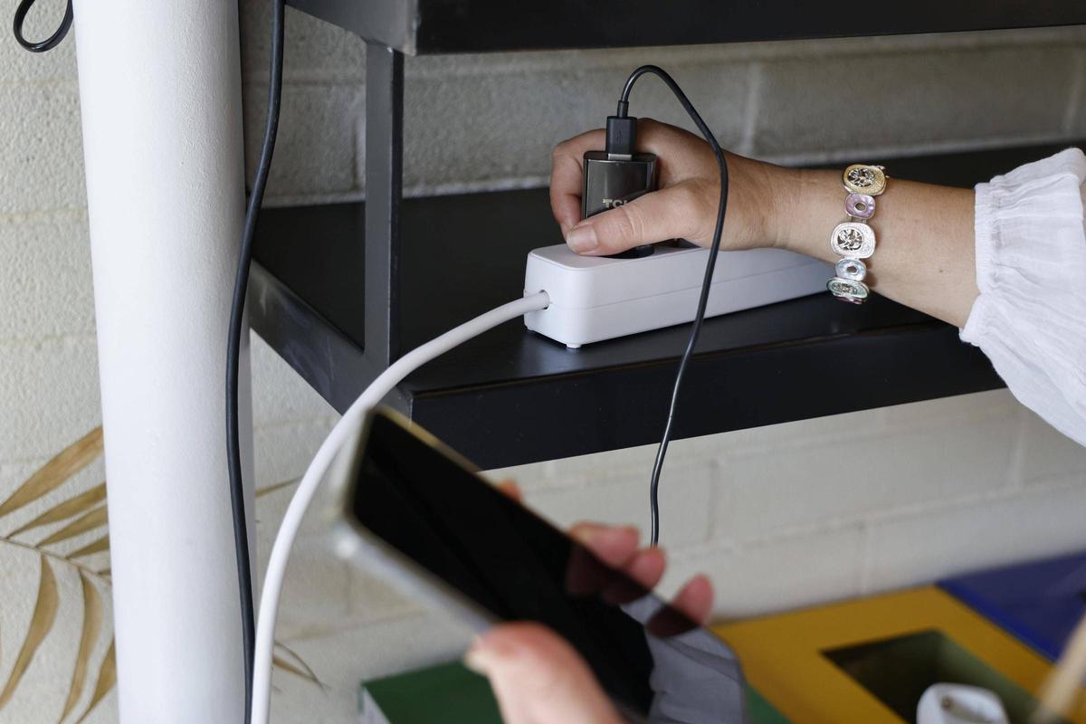 Punt habilitat al Centre Cívic Onyar perquè els veïns puguin carregar mòbils i petits electrodomèstics pels talls de llum a Font de la Pólvora.