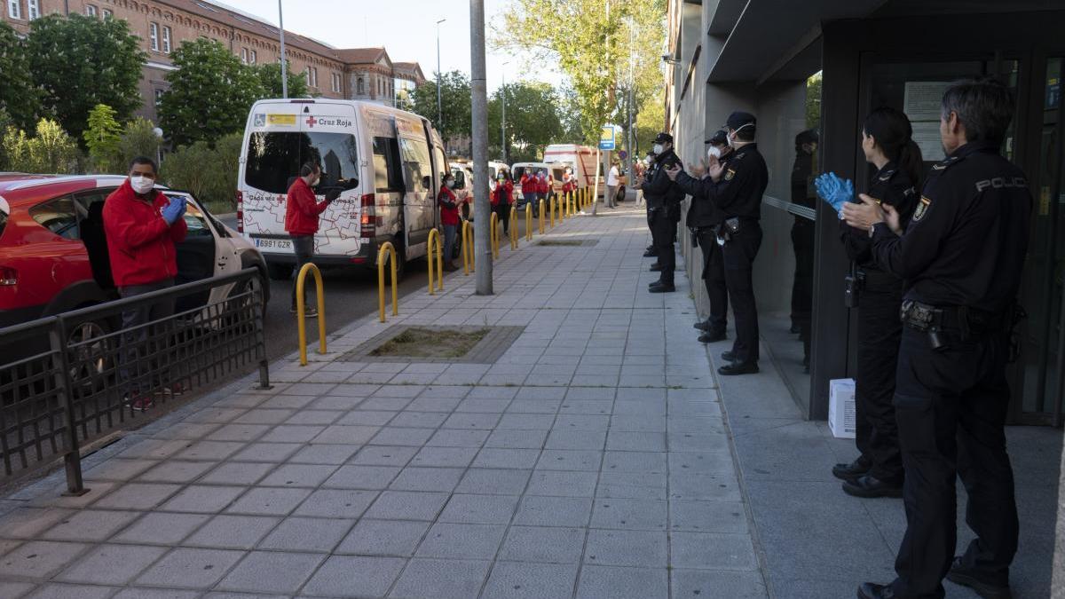 Aplausos entre integrantes de Cruz Roja y Policía Nacional.