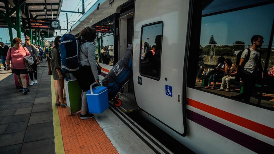 Un grupo de viajeros se sube al tren en Galicia // I. Abella