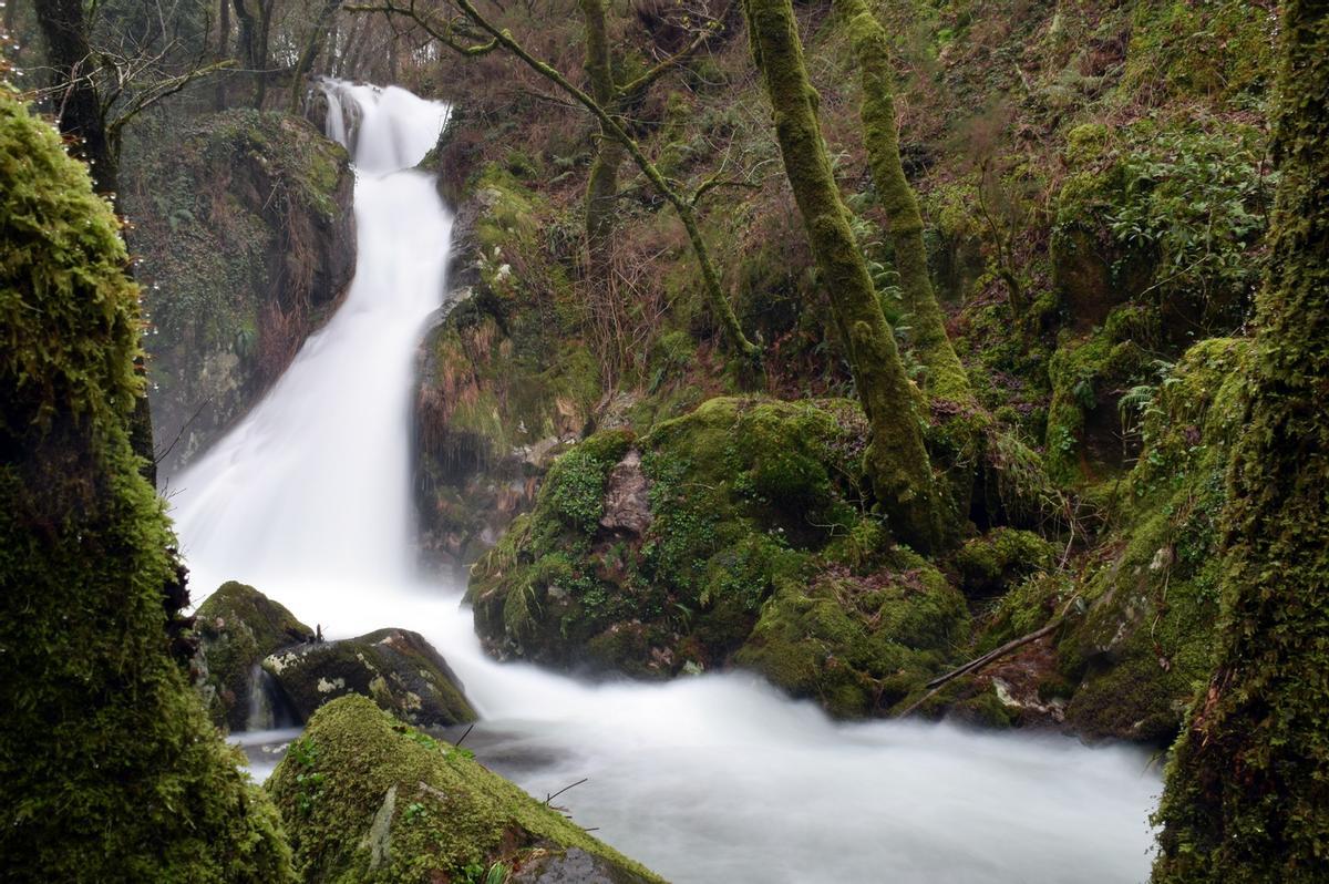 Así lucen con las crecidas las "fervenzas" de Parafita y Raxoi, en el río Valga.