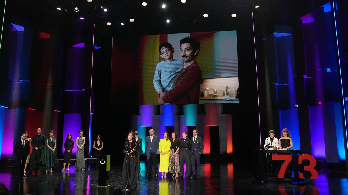 La directora Alauda Ruiz de Azúa recibe la Concha de Oro por la película Los Domingos en Donosti