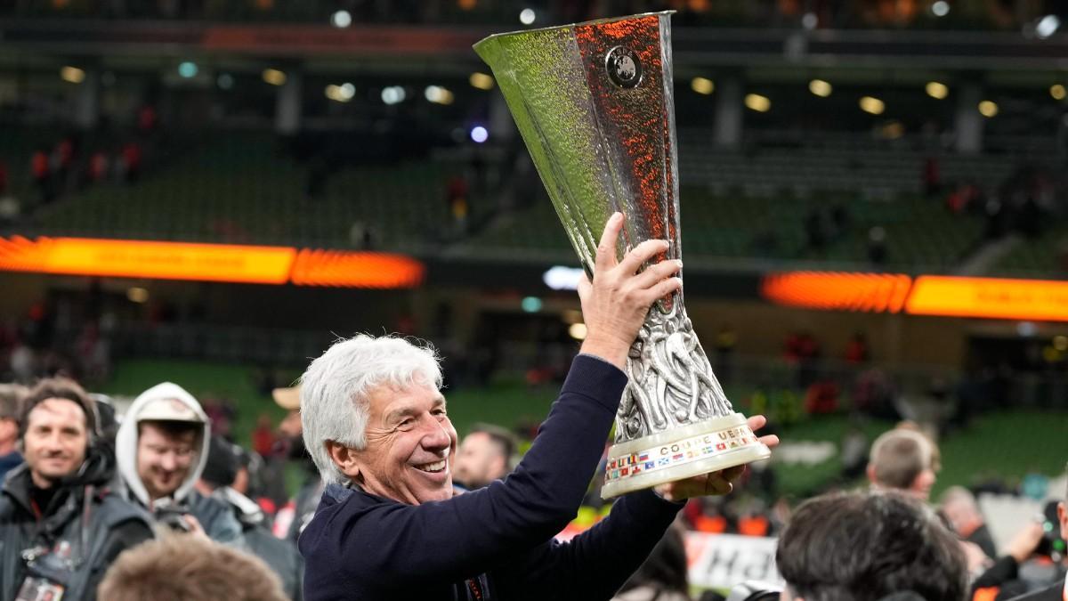 Gian Piero Gasperini, entrenador de la Atalanta, con el título de Europa League