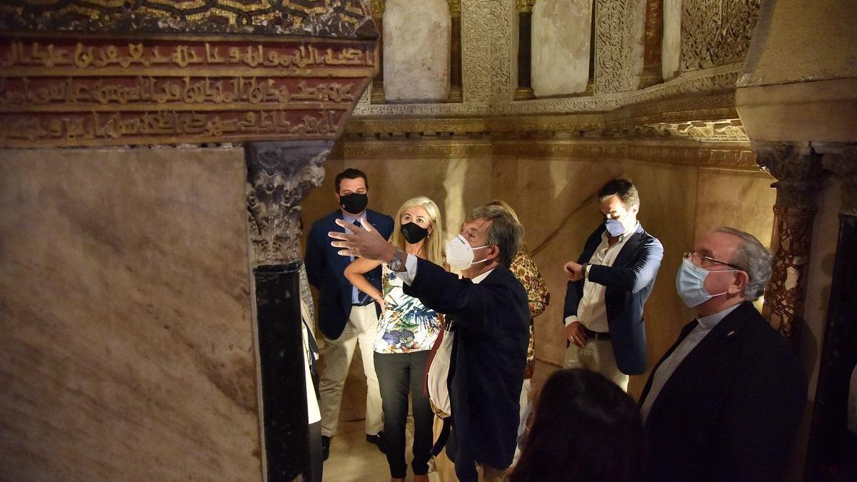 El Cabildo entrega a la consejera de Cultura los estudios previos para restaurar el mihrab de la Mezquita