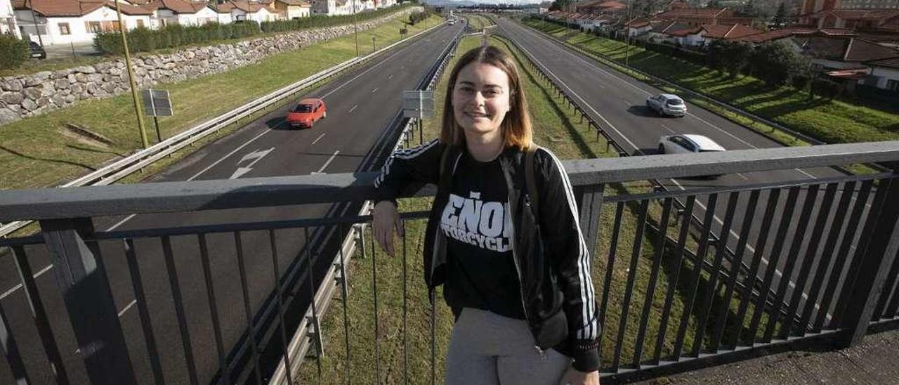 Lidia Millán, ayer, en el puente del Rubín, con la autopista detrás partiendo en dos el barrio de Guillén Lafuerza.