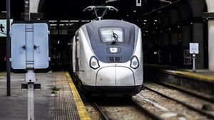 Un tren AVE, saliendo de la estación de Oviedo.