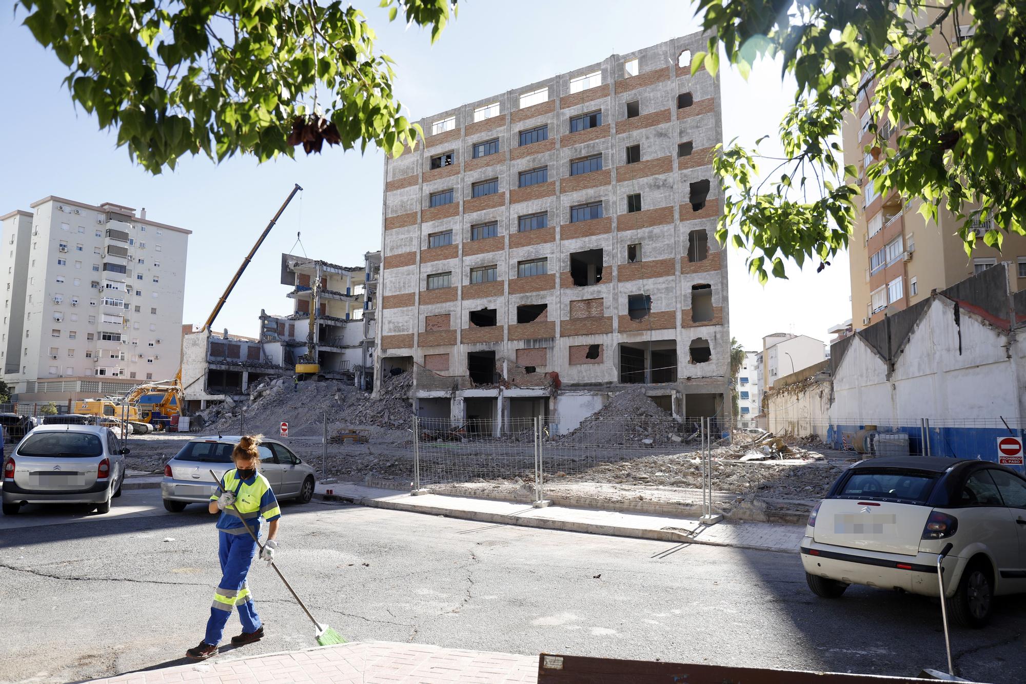 Demolición del antiguo edificio de la Flex en la Carretera de Cádiz.