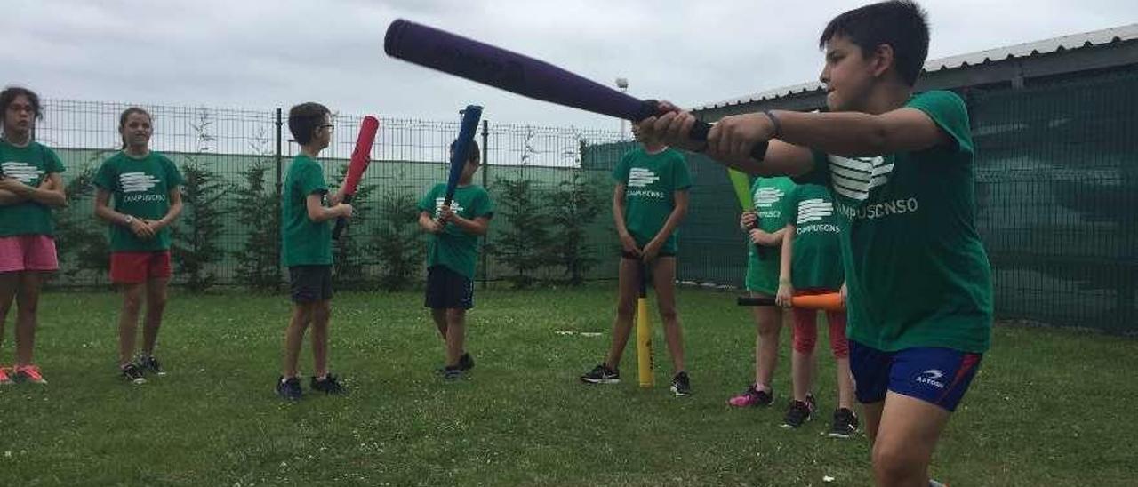 Niños practicando béisbol.