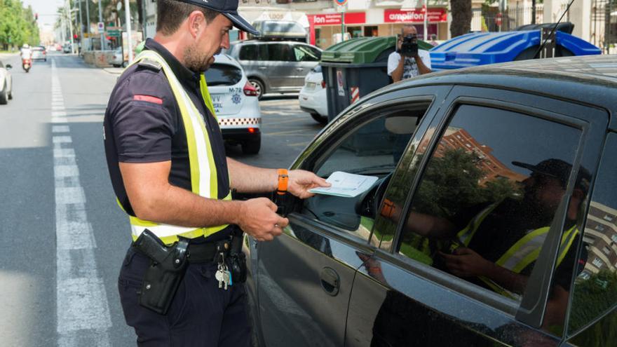 Un Poñicía Local de Cartagena informa a un ciudadano