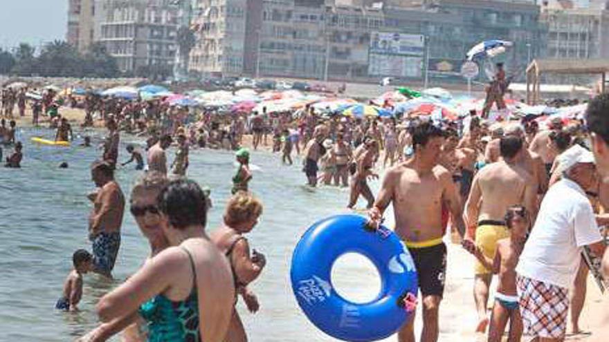 Playa de Torrevieja repleta de turistas en verano.