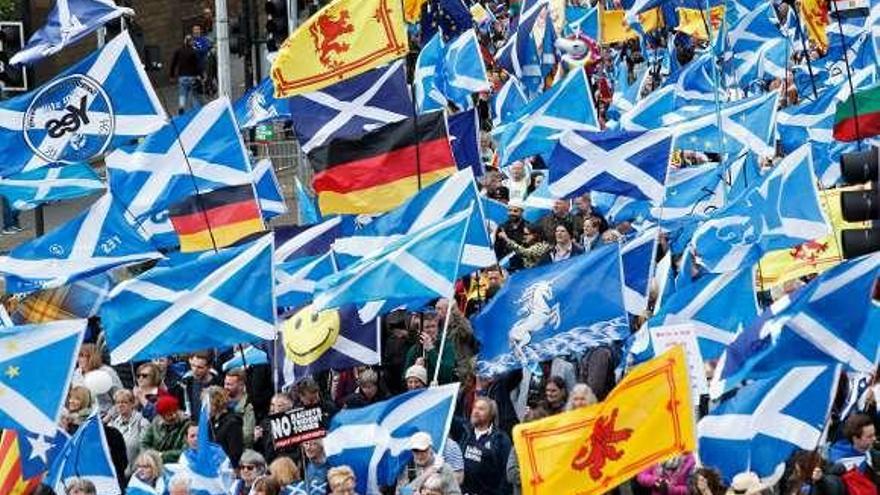 Participantes en la marcha de Glasgow para pedir un nuevo referéndum de independencia en Escocia. // Efe