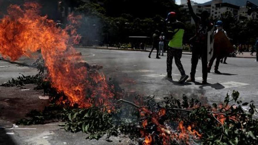 Els simpatitzants dels opositors a Nicolás Maduro continuen les protestes als carrers.