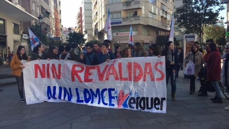 La concentración de estudiantes en la Plaza de Galicia, en Vilagarcía