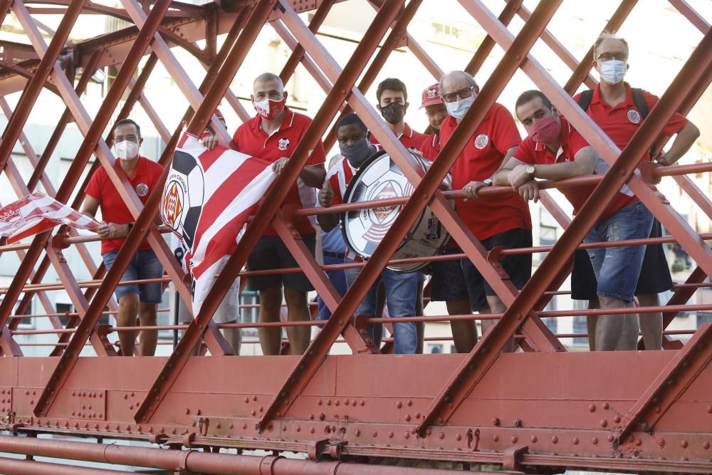 El Pont de les Peixateries Velles s''omple de banderes