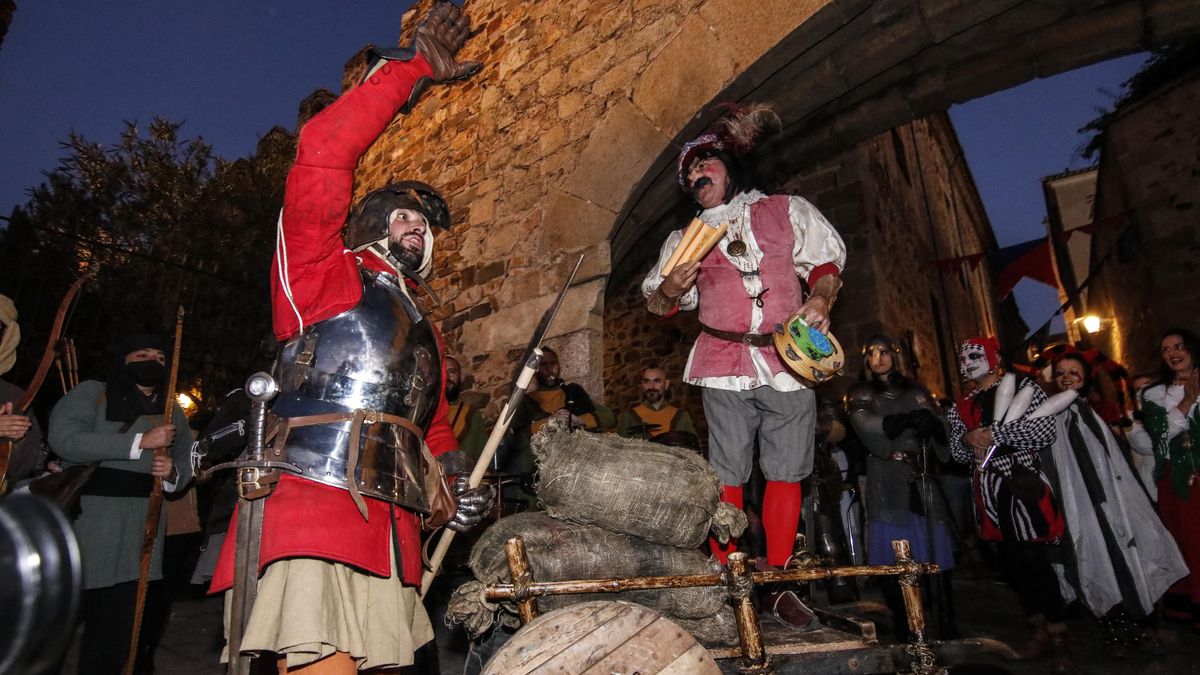 Figurantes anoche en los Adarves durante la inauguración del Mercado Medieval de las Tres Culturas.