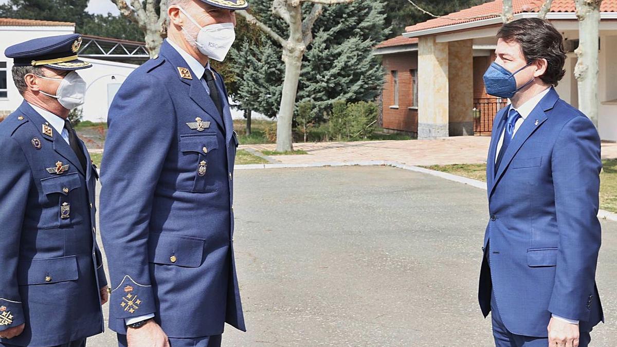 Felipe VI saluda al presidente de Castilla y León, Alfonso Fernández Mañueco. | Foto Ical |  ICAL