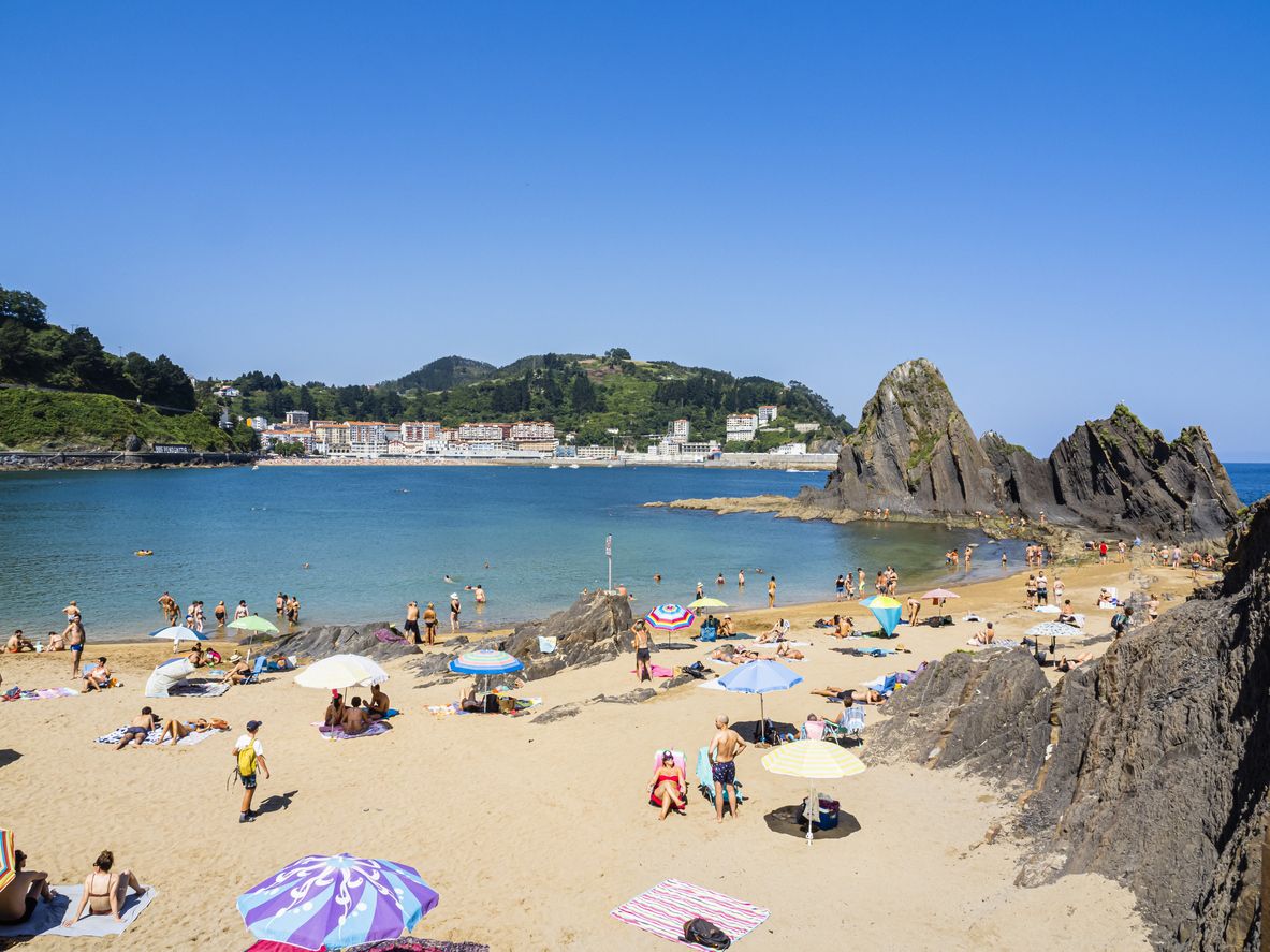 La playa de Saturraránn día de verano