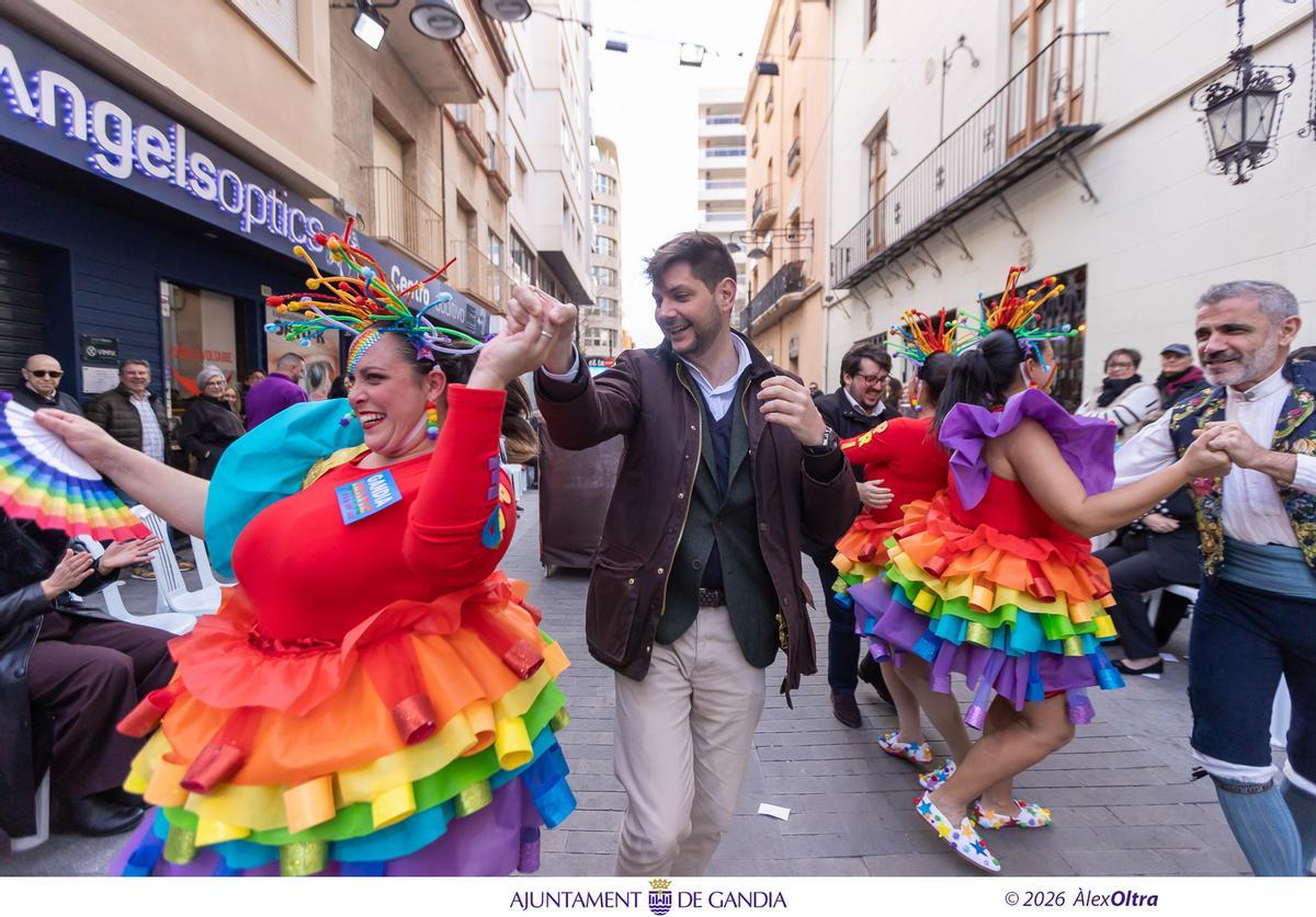 El viento sí respeta la Cavalcada del Ninot de Gandia que luce como nunca