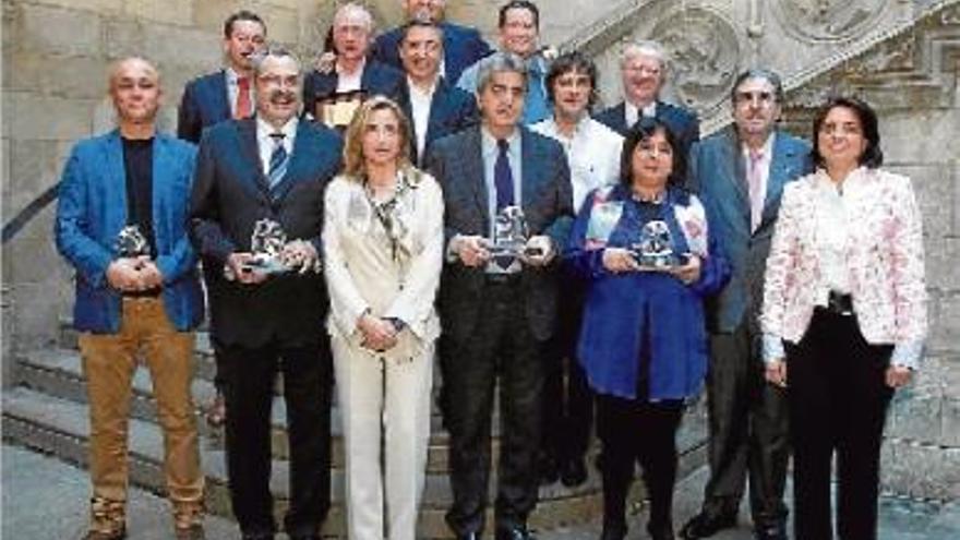 A l&#039;esquerra, foto de grup dels premiats, i a la dreta, a dalt, Benvingut Aligué entre els cuiners Carles Gaig i Joan Roca (en el primer acte després de rebre la distinció de millor restaurant del món), i, a sota, els dos germans Aligué amb el reconegut Paco Pérez, del restaurant Miramar