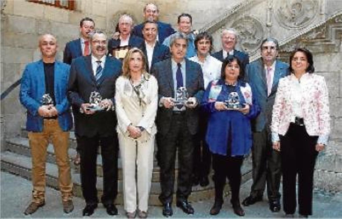 A l'esquerra, foto de grup dels premiats, i a la dreta, a dalt, Benvingut Aligué entre els cuiners Carles Gaig i Joan Roca (en el primer acte després de rebre la distinció de millor restaurant del món), i, a sota, els dos germans Aligué amb el reconegut Paco Pérez, del restaurant Miramar