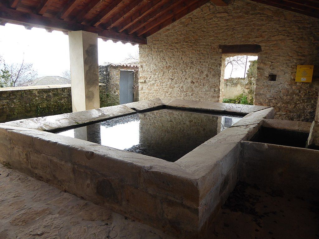 Esta preciosa ruta parte de Arguiñano. Allí podrás contemplar su iglesia o el abrevadero.