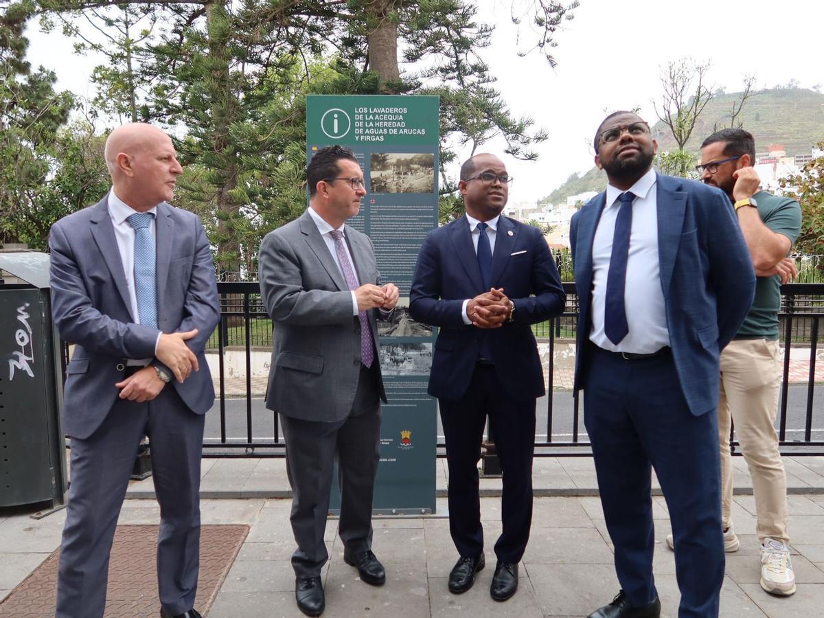 Un momento de la visita a Arucas, con el primer teniente alcalde Sebastián Guerra, Juan Jesús Facundo , Armindo Freitas y Adalberto Monteiro.