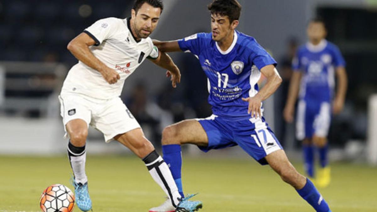 Xavi Hernández lucha con un rival del Al-Kharaitiyat durante la última jornada de la liga catarí.