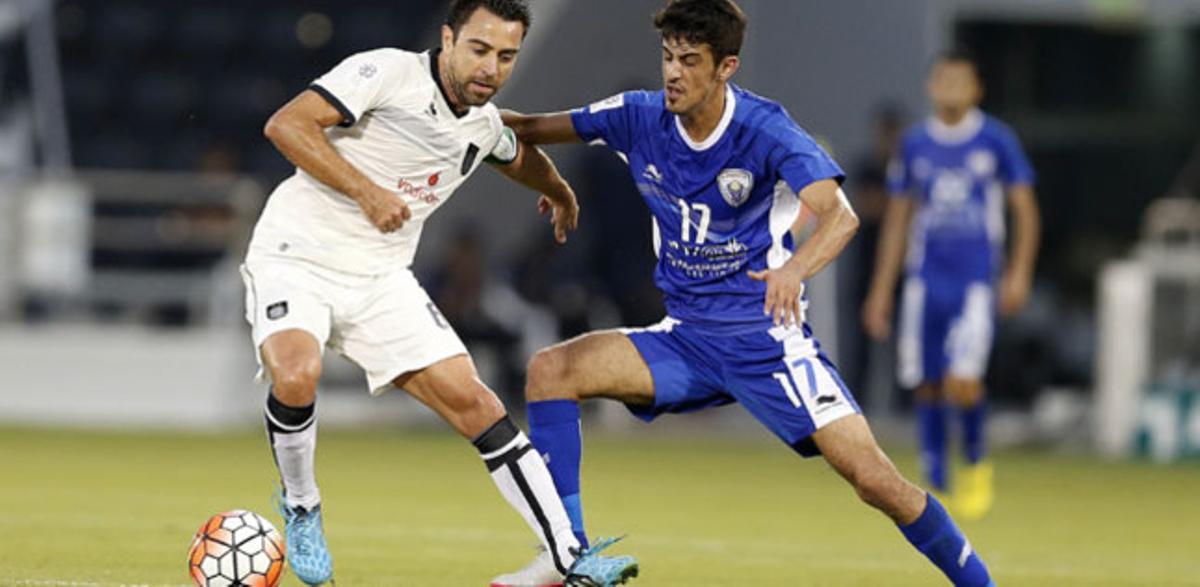 Xavi Hernández lluita amb un rival de l’Al -Kharaitiyat durant l’última jornada de la lliga qatariana.