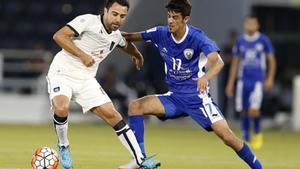 Xavi Hernández lluita amb un rival de l’Al -Kharaitiyat durant l’última jornada de la lliga qatariana.