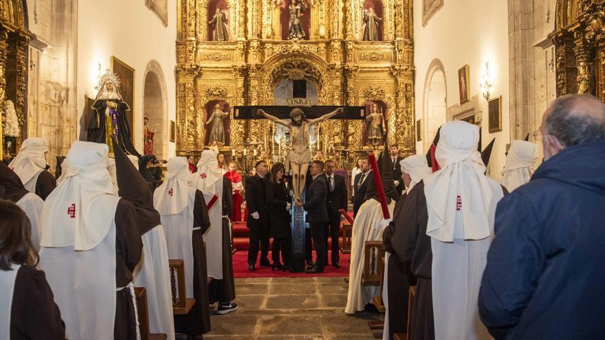 La lluvia impide salir al Cristo de los Cuarenta Credos