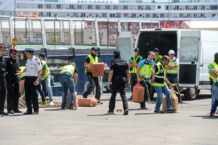 Agentes de la Policía Nacional descargan la cocaína en el Arsenal