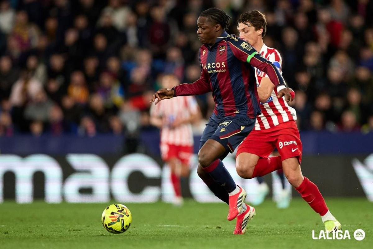 Etta Eyong pugna con Le Normand un balón